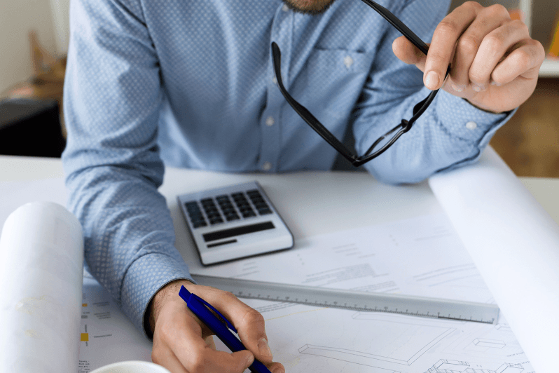 an employee is calculating the final settlement using calculator in KSA