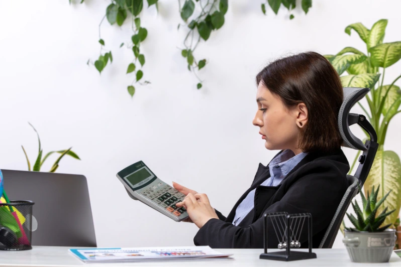 A female is using the leave salary calculator